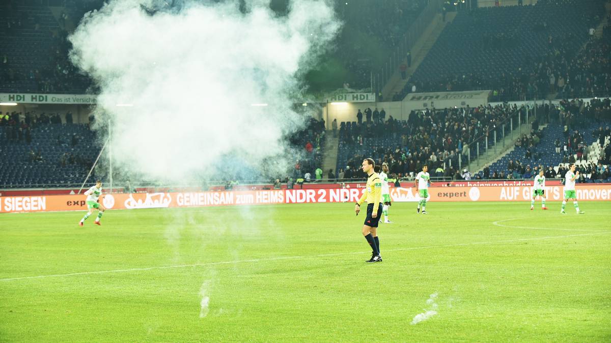 Mehrere Feuerwerkskörper treffen den Spielbereich, besonders schockierend...
