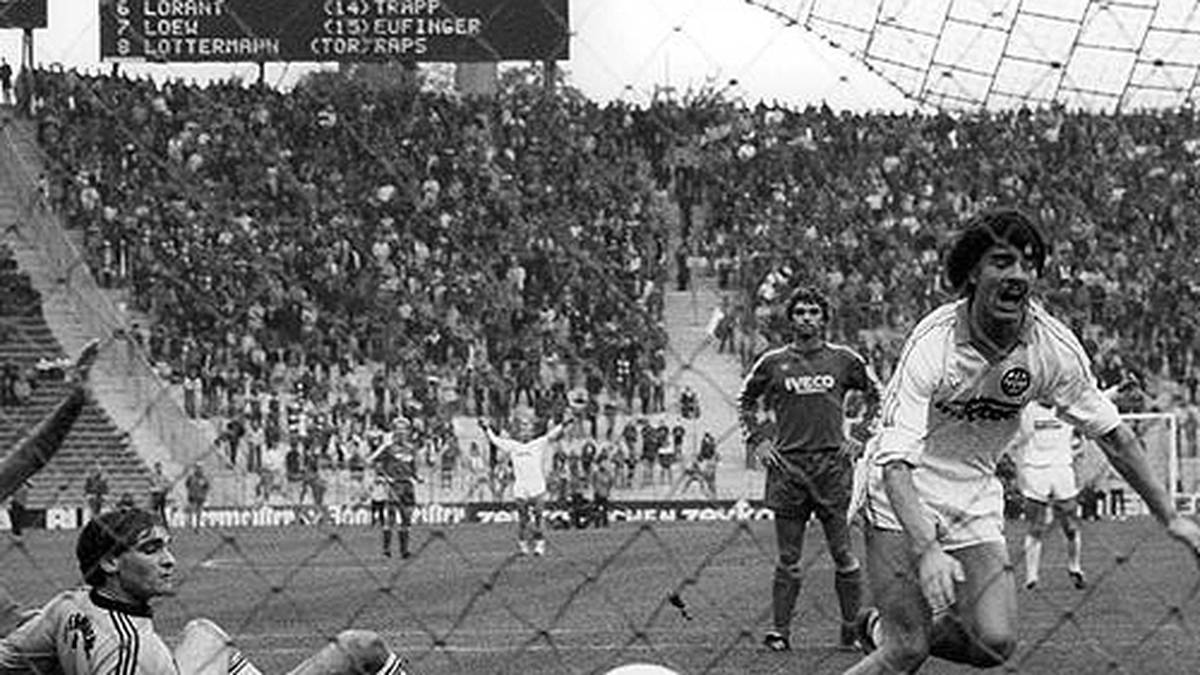Eines seiner insgesamt sieben Bundesliga-Tore. Löw trifft gegen Bayerns Keeper Walter Junghans und dreht jubelnd ab