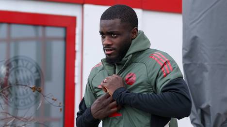 Bleibt er oder geht er? Der Vertrag von Dayot Upamecano beim FC Bayern läuft im Sommer 2026 aus. Sportdirektor Christoph Freund äußert sich ausführlich zum Stand der Verhandlungen - und Vincent Kompany verrät, wie er als Trainer womöglich Einfluss auf die Entscheidung nehmen kann.