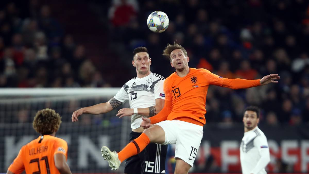 FRANKREICH - "L’Equipe": "Oranje schnappt sich ein Unentschieden in Deutschland und verdrängt Le Bleus von der Spitze der Gruppe. Lange Zeit glaubten wir, dass der Erfolg, den wir so sehr mit Didier Deschamps verbinden, den Trainer der französischen Mannschaft wieder retten würde. Ironischerweise floh er vor ihm, als alle Hoffnung für die Niederlande verloren schien."