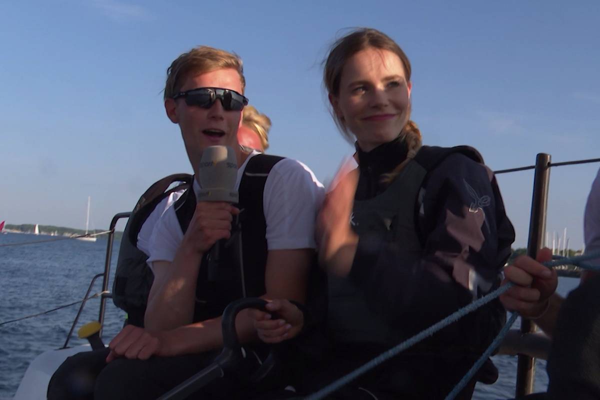 SPORT1-Moderatorin Lili Engels versucht sich beim Segeln. Sie ist bei der Kieler Woche beim Team "Tormund" für eine Probefahrt an Bord zu Gast.