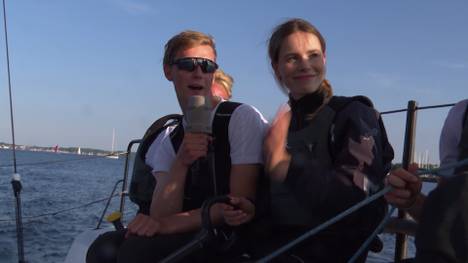 SPORT1-Moderatorin Lili Engels versucht sich beim Segeln. Sie ist bei der Kieler Woche beim Team "Tormund" für eine Probefahrt an Bord zu Gast.