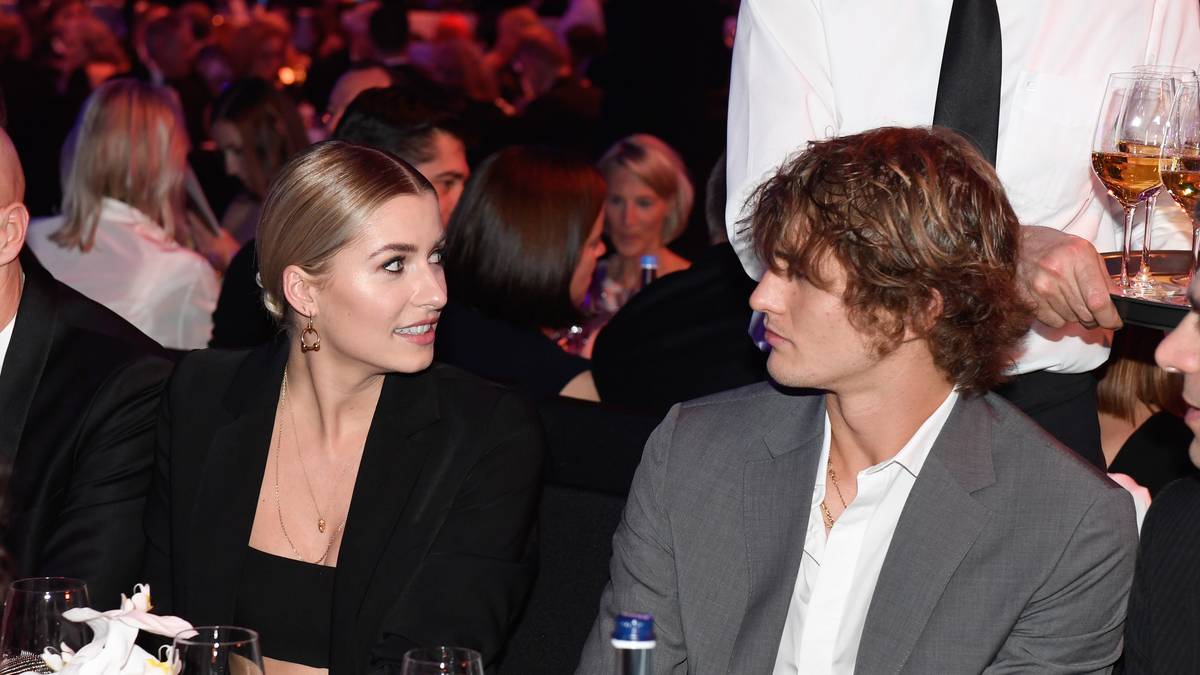 Zverev, der ohne seine Freundin Olga Sharypova gekommen war, feierte bei der Gala auch den Sieg im Davis Cup gegen Ungarn. Zu später Stunde verließen beide gemeinsam die Party und teilten sich einen Wagen des Fahr-Services