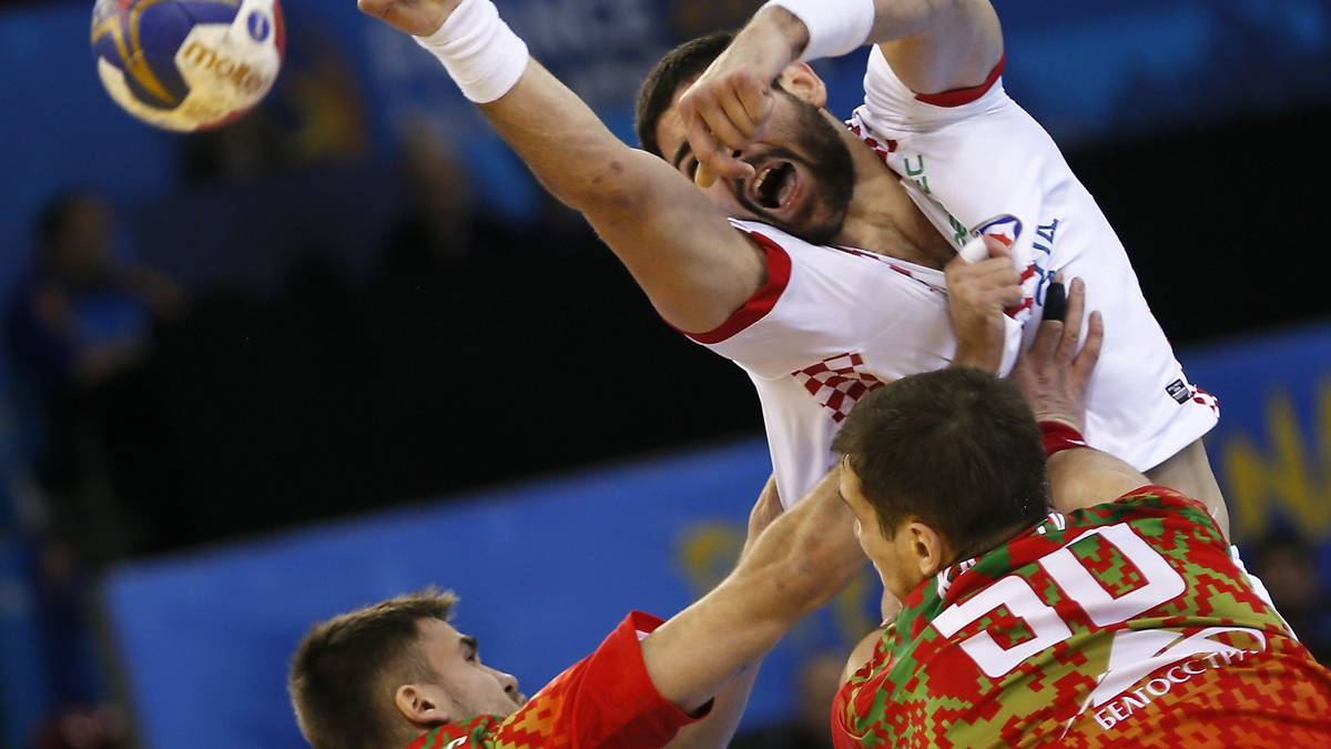 Sein Teamkollege Luka Sebetic hat das Spielgerät in dieser Situation etwas aus den Augen verloren