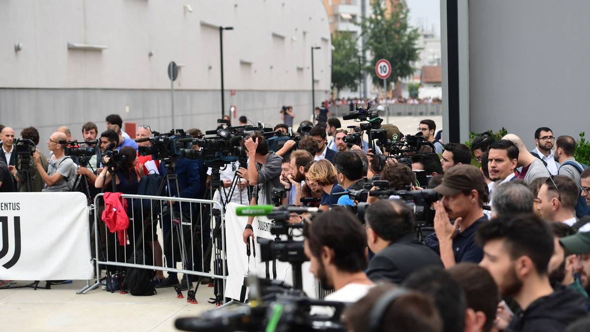 Bei der Pressekonferenz heute Abend werden noch einmal deutlich mehr Journalisten erwartet. 200 Personen und 30 TV-Stationen haben sich angekündigt. Natürlich Rekord bei Juventus Turin
