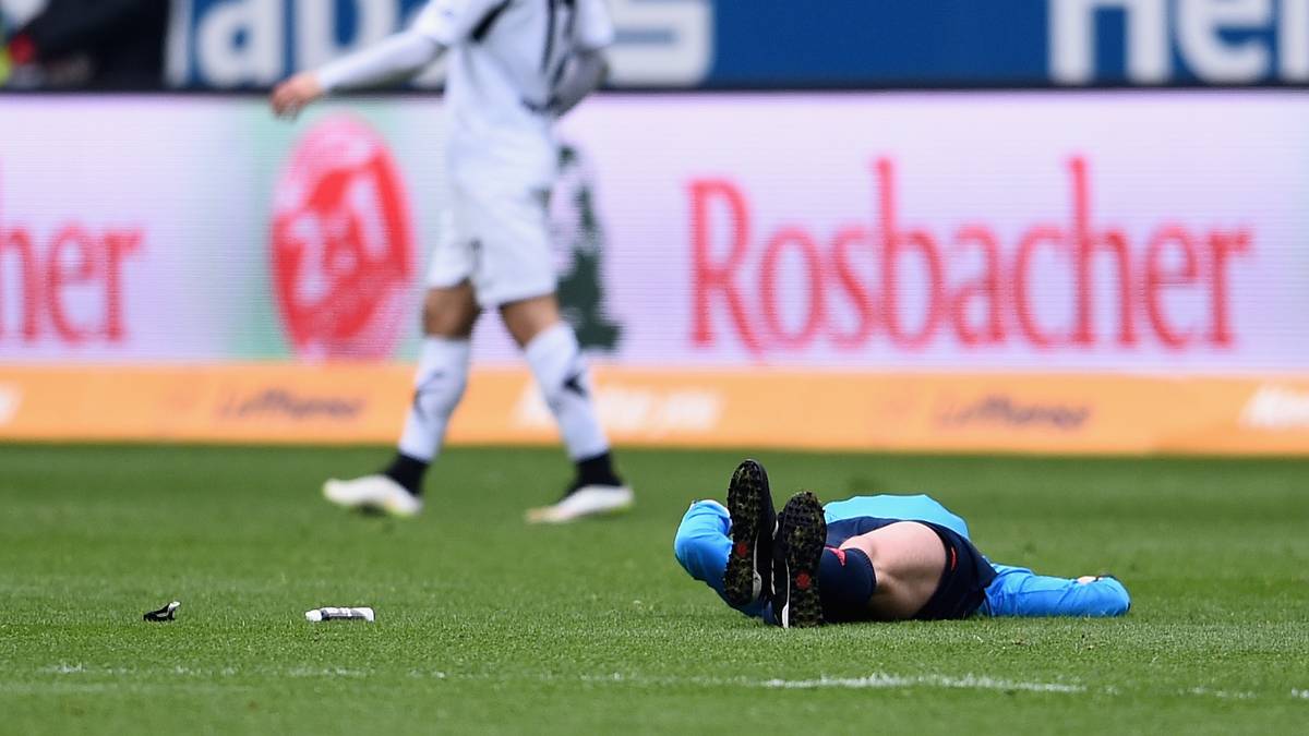 Zu Beginn dieser Bilderstrecke ging es um Eishockey, auch in Frankfurt kommt es zu einer kuriosen Szene, die an den schnellen Sport auf Eis erinnert. Schiedsrichter Guido Winkmann geht nach einem unbeabsichtigten, aber ziemlich harten Bodycheck von Marvin Bakalorz kurzfristig K.o.