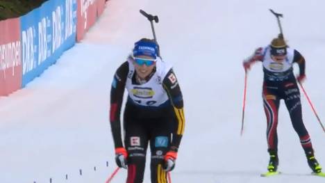 Lou Jeanmonnot stürmt in der Verfolgung von Le Grand Bornand zum Sieg. Beste Deutsche wird Franziska Preuß nach einer Aufholjagd.