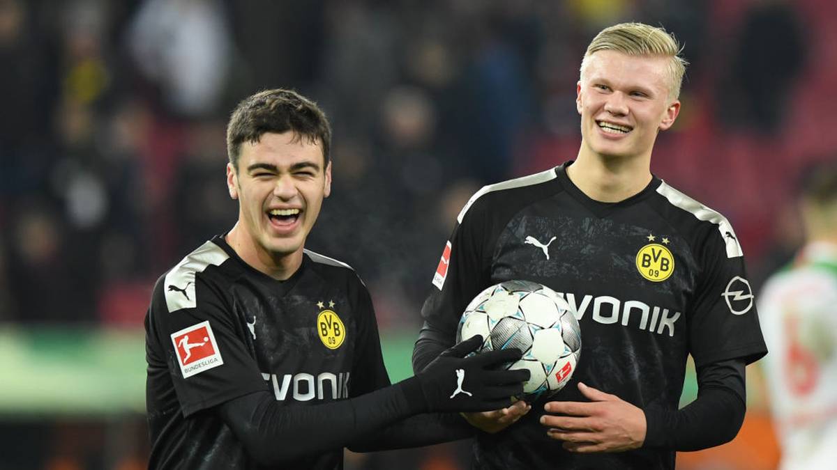 PLATZ 5 - GIOVANNI REYNA: Im Schatten des Traumdebüts von Erling Haaland (r.) gibt der US-Amerikaner zum Rückrundenstart  seinen Premieren-Auftritt in der Bundesliga. Beim 5:3 in Augsburg wird er mit 17 Jahren, 2 Monaten und fünf Tagen nach 72 Minuten eingewechselt