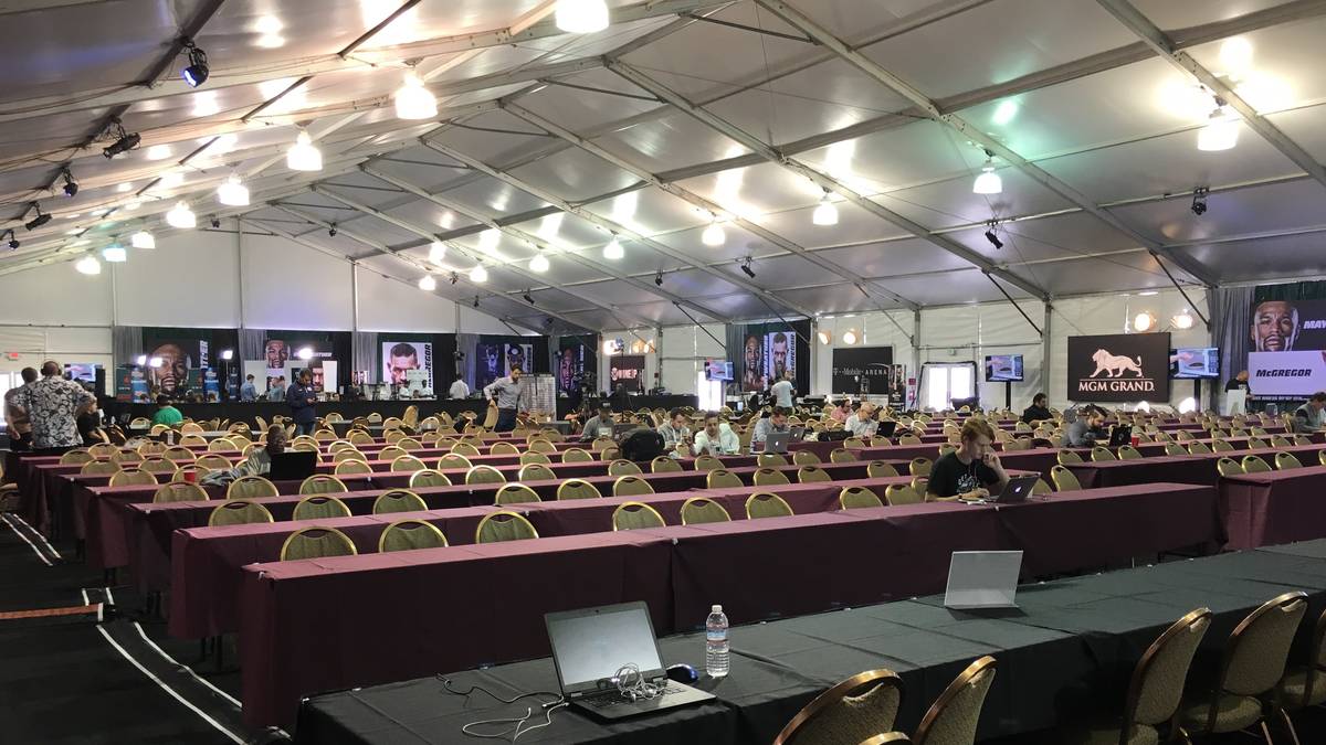 Auch direkt am Strip: Das riesige Zelt für die Medienvertreter