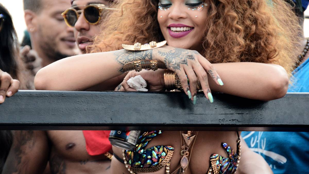 Wie lange würde es wohl Lewis Hamilton auf einem abgeschiedenen Bauernhof in der Schweiz aushalten? Wohl nicht allzu lange. In seinem Jetset-Leben - hier mit Rihanna - kann es nicht aufregend genug sein