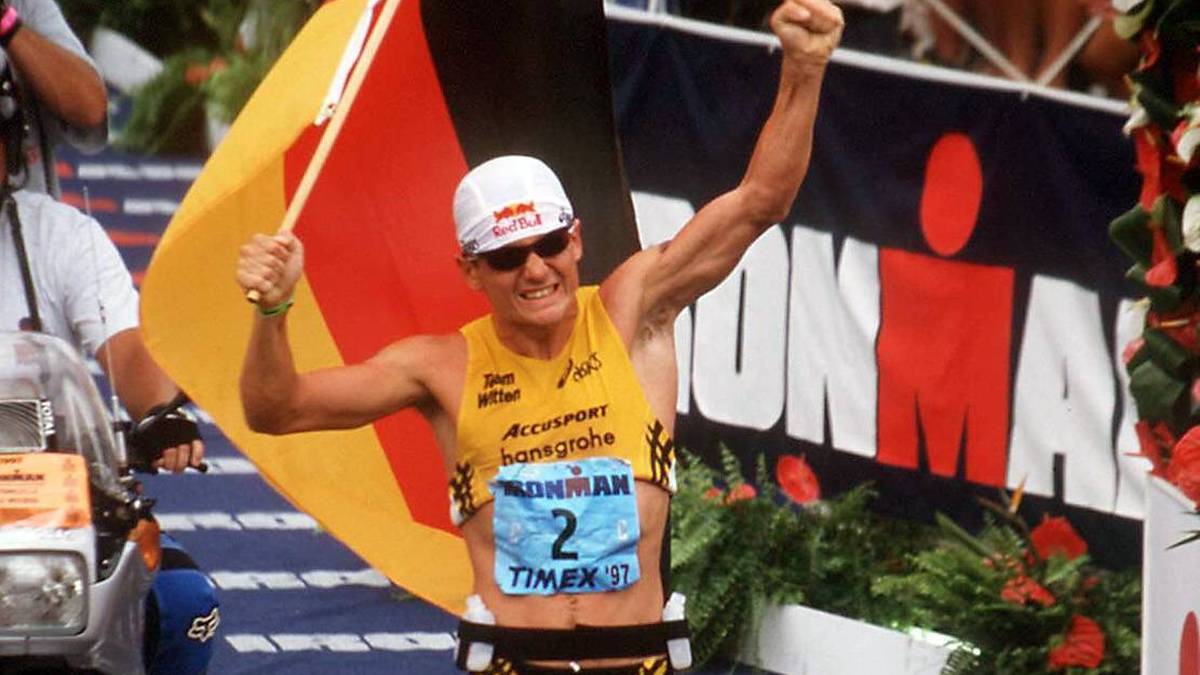THOMAS HELLRIEGEL (1997): Hellriegel ist der erste Deutsche, der den legendären Ironman auf Hawaii gewinnt. Am 18. Oktober 1997 taumelt der damals 26-Jährige über die Ziellinie. Zuvor war der Triathlet bereits zweimal Zweiter geworden 