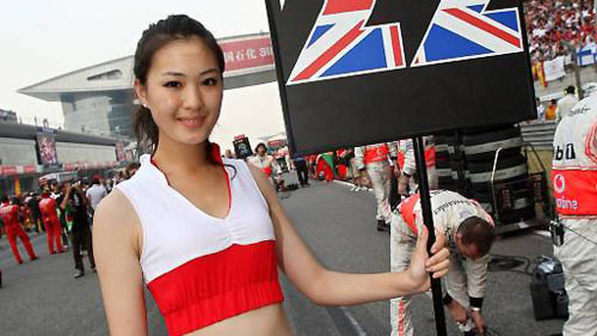 Ein Outfit, das man tragen können muss. Chinas Grid Girls können das ohne Zweifel