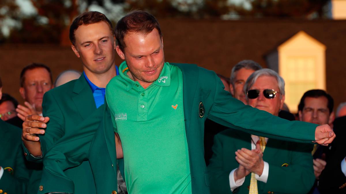 Schmerzhafte Tradition: Spieth überreicht seinem Nachfolger Willett das Grüne Jacket