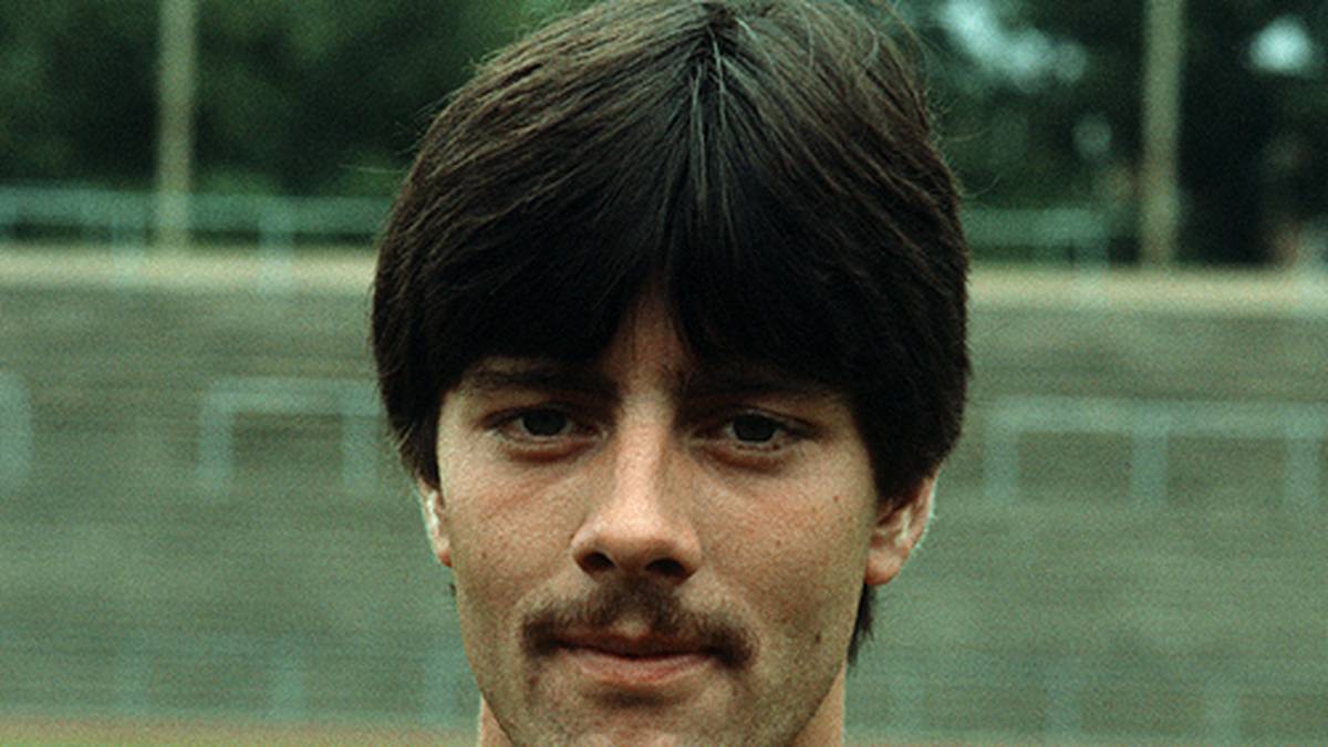 Das Ende seiner Spielerkarriere läutete er in der Schweiz ein. Die Wandlung zum Trainer setzte ein - während er beim FC Winterthur spielte, trainierte er bereits die D-Jugend des Vereins. In seiner letzten Saison war er beim FC Frauenfeld Spieler und Trainer in Personalunion