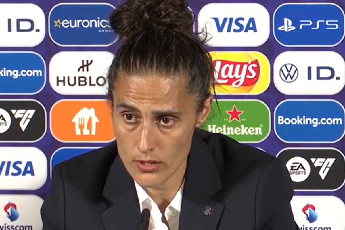 Spaniens Nationaltrainerin Montse Tomé spricht über Aitana Bonmatí. Sie erklärt, wie wichtig sie für die Mannschaft ist und was sie so außergewöhnlich macht.