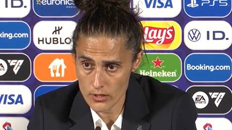 Spaniens Nationaltrainerin Montse Tomé spricht über Aitana Bonmatí. Sie erklärt, wie wichtig sie für die Mannschaft ist und was sie so außergewöhnlich macht.