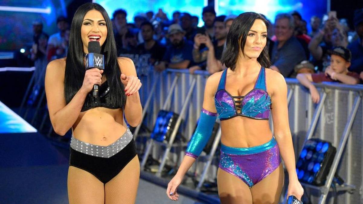 BILLIE KAY (l.) und PEYTON ROYCE: Das australische Frauen-Duo - bekannt als "The IIconics" - feierte 2018 kurz nach WrestleMania sein Hauptkader-Debüt