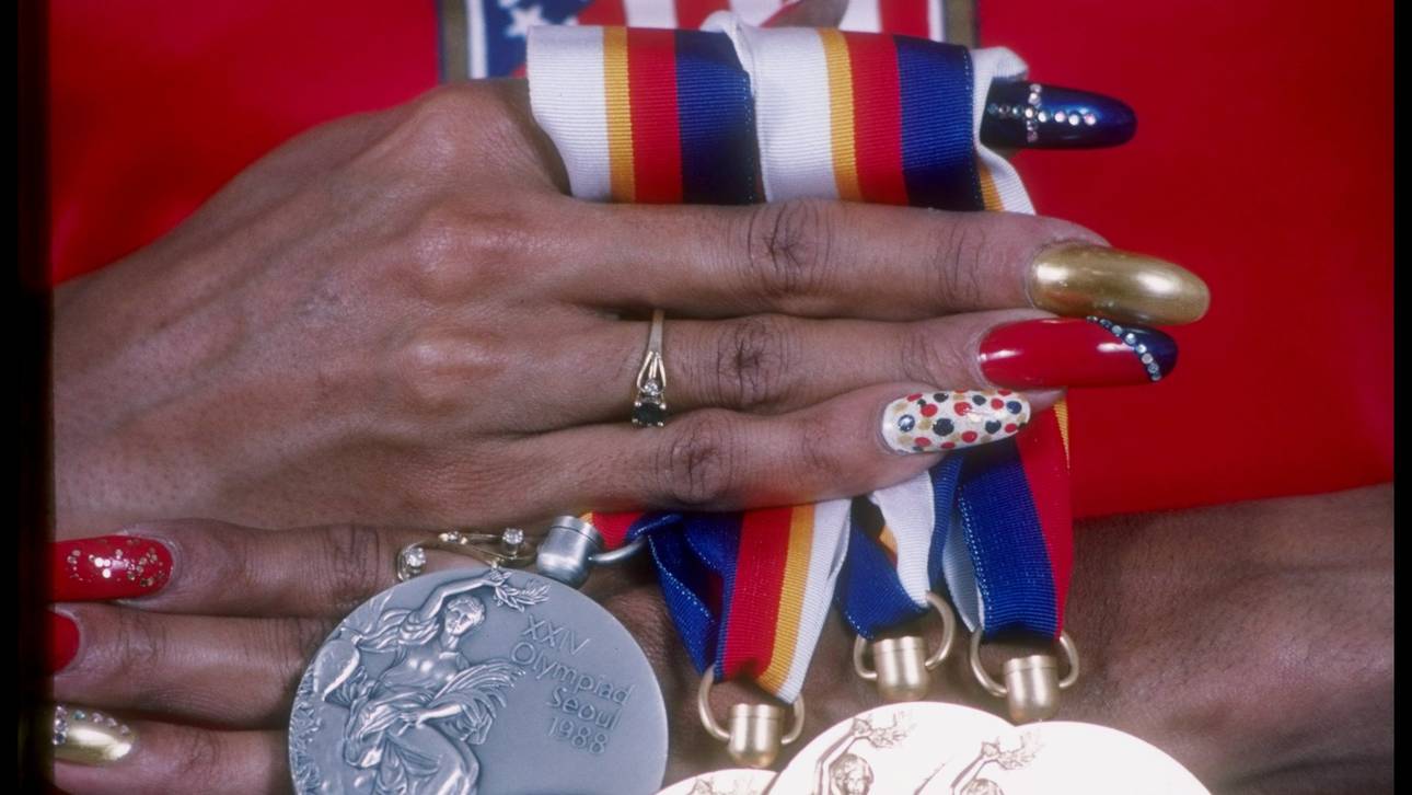 Florence Griffith-Joyner setzte auch beim Shooting mit den Medaillen ihre Fingernägel in Szene