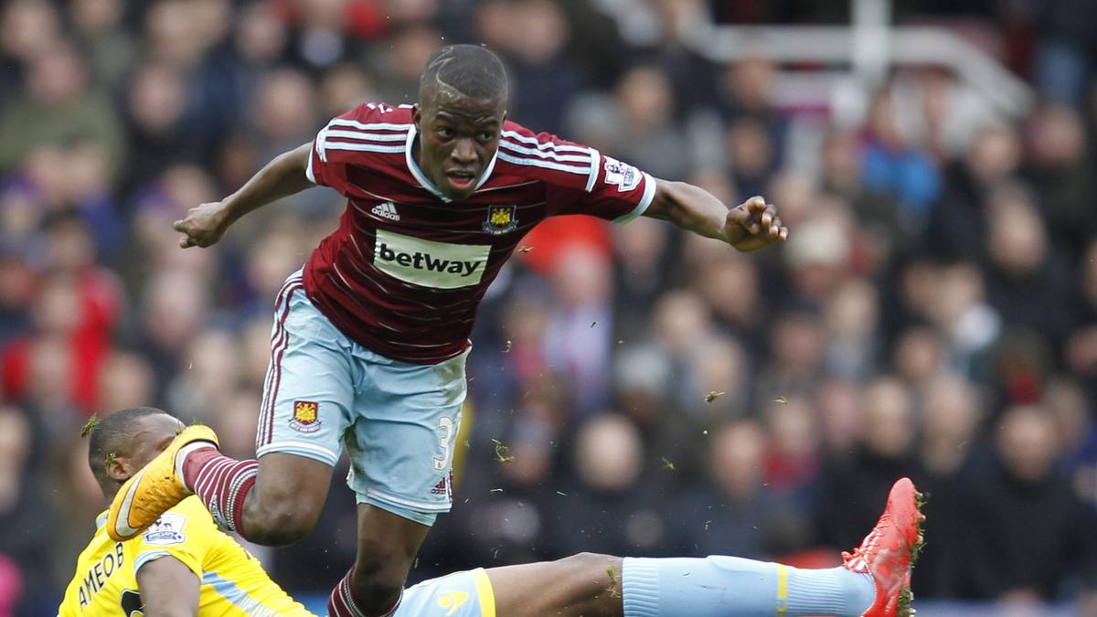 ENNER VALENCIA: Very british! Enner Valencia wird in seiner Zeit bei West Ham United der Genuss einer Tasse Tee zum Verhängnis. Der Stürmer schlitzt sich zu Hause an den Scherben einer von ihm selbst fallen gelassenen Teetasse den großen Zeh auf, muss deshalb das Derby gegen Arsenal auslassen. Teammanager Sam Allardyce spricht von einem "verrückten Unfall"