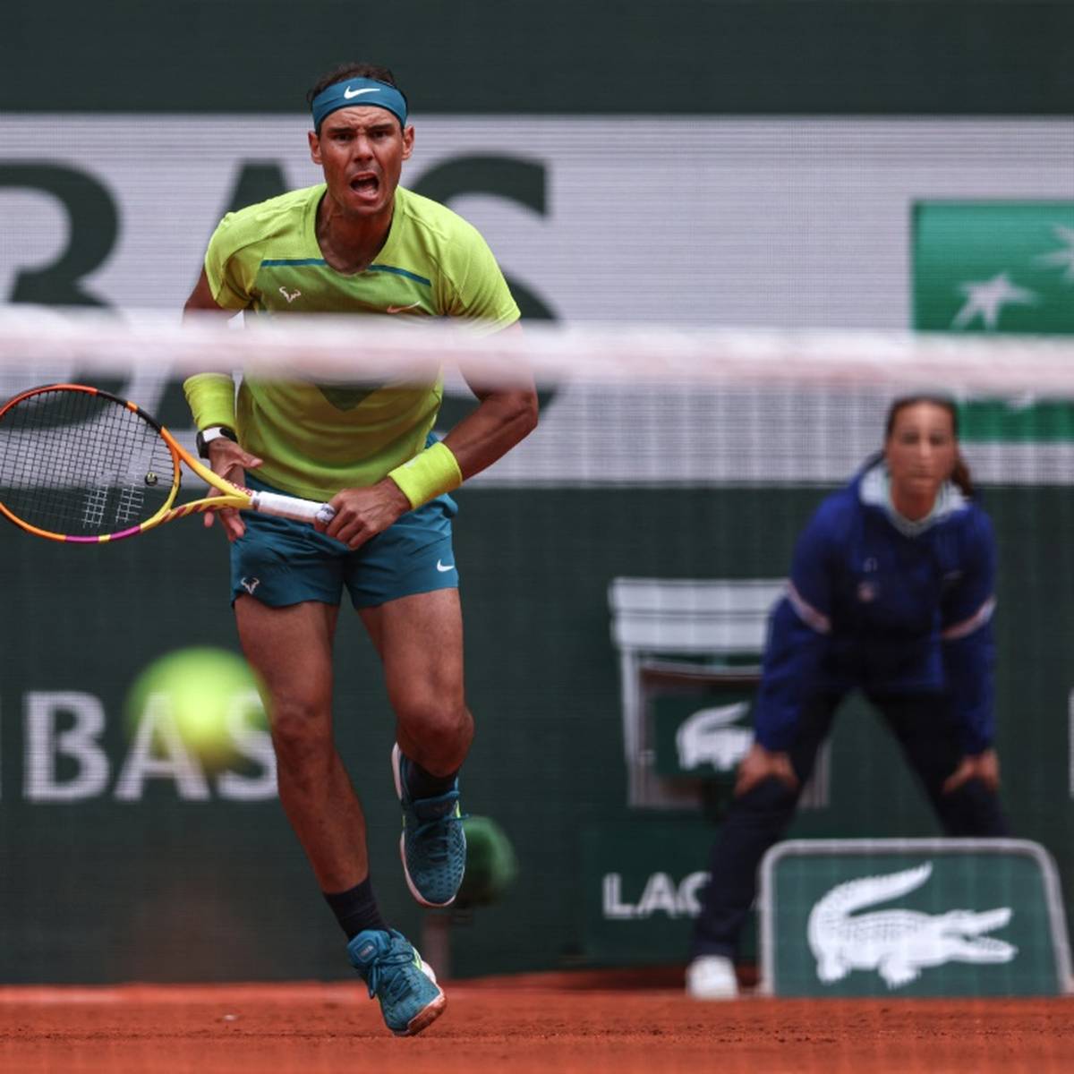 Rafael Nadal ist standesgemäß in die French Open gestartet. Der Grand-Slam-Rekordchampion setzte sich gegen den Australier Jordan Thompson durch.