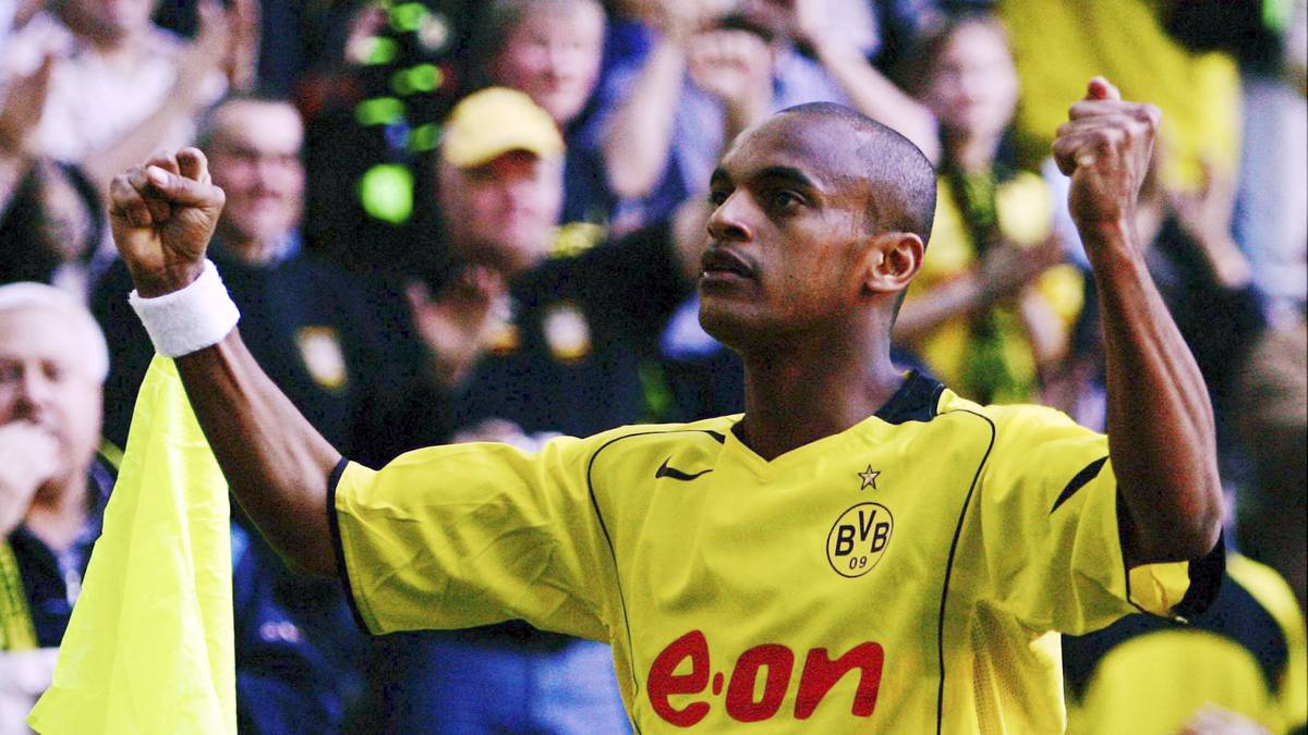 EWERTHON: Von 2001 bis 2005 erzielte der Brasilianer in 154 Spielen insgesamt 54 Treffer für den BVB. Sein wichtigster dürfte wohl das 2:1 gegen Werder Bremen am letzten Spieltag in seiner Premierensaison gewesen sein. 16 Minuten vor Spielende sicherte er Borussia Dortmund die Meisterschaft 2002