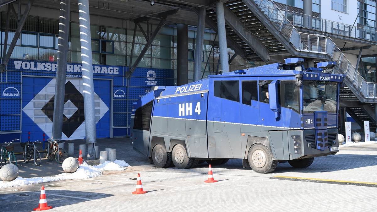Vor dem brisanten Abstiegsgipfel zwischen dem Hamburger SV und dem 1. FSV Mainz 05 hat die Polizei die Sicherheitsmaßnahmen verstärkt. Ein Wasserwerfer steht vor dem Volksparkstadion, um für den Fall der Fälle gerüstet zu sein