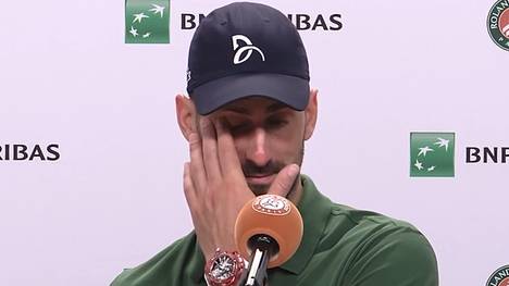 Novak Djokovic wird nach dem frühen Ausscheiden bei den French Open auf ein mögliches Karriereende angesprochen. Der Tennis-Star wirkt sichtlich erschöpft - und lässt viel Raum für Spekulationen.