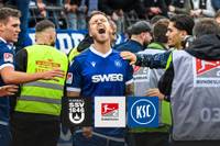 Der noch ungeschlagene Karlsruher SC müht sich bei Aufsteiger SSV Ulm lange Zeit ab und hat Glück, nicht in Rückstand zu geraten. Dann aber kommt die Nachspielzeit - und ein Treffer, der im und vor dem Gästeblock für Ekstase sorgt.