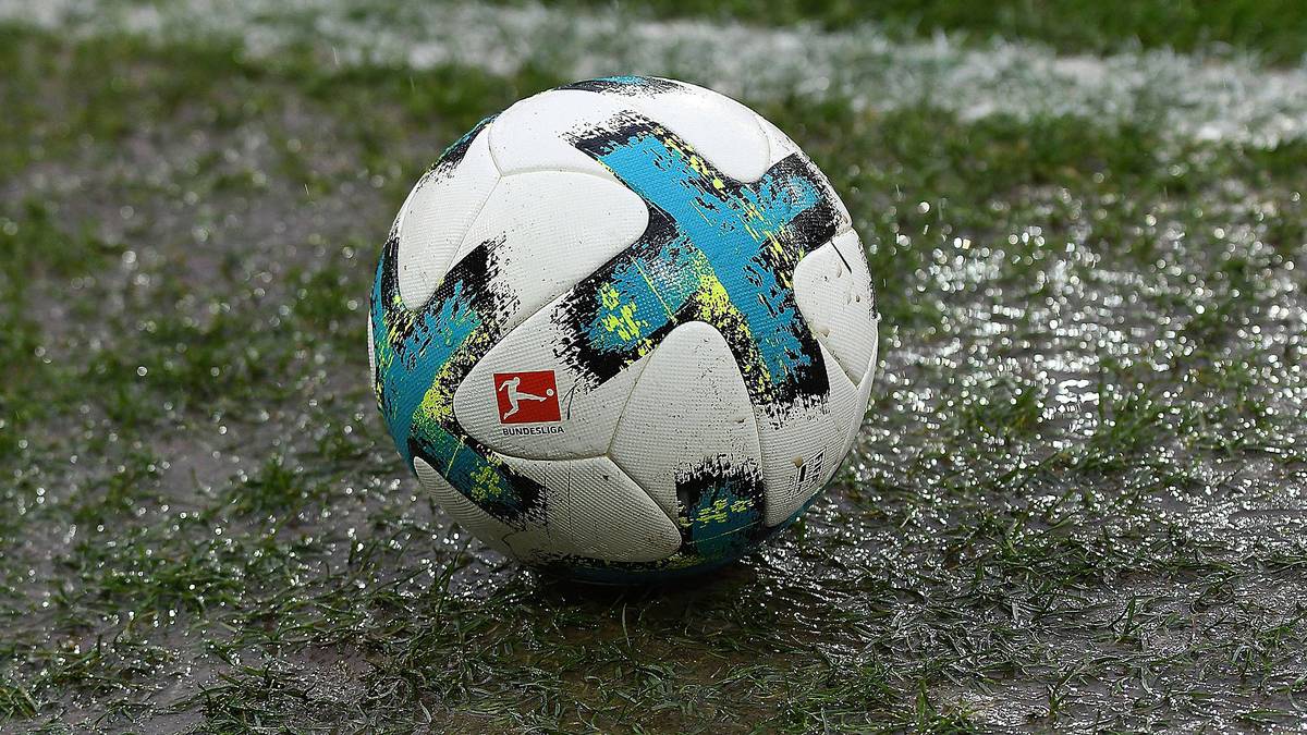 ...sondern auch auf dem Platz sind die Bodenverhältnisse alles andere als optimal - und kaum noch eines Bundesligaspiels würdig