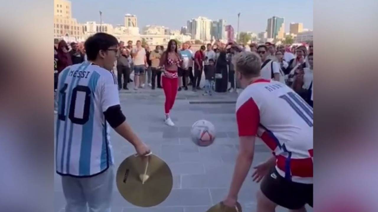 WM-Orakel Miss Kroatien schießt Fan vor Spiel gegen Argentinien mit Ball ab