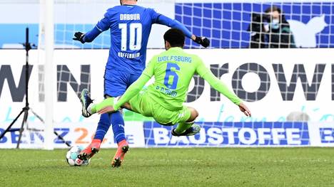 Paulo Otavio senst im Spiel gegen Hoffenheim TSG-Stürmer Munas Dabbur von hinten um. Marcel Reif ist im CHECK24 Doppelpass entsetzt von dem Foul und fordert eine lange Sperre.