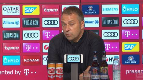 Hansi Flick feiert seine zweite Meisterschaft mit dem FC Bayern. Der scheidende Coach lässt offen, ob es vielleicht doch nicht die letzte gewesen sein wird.