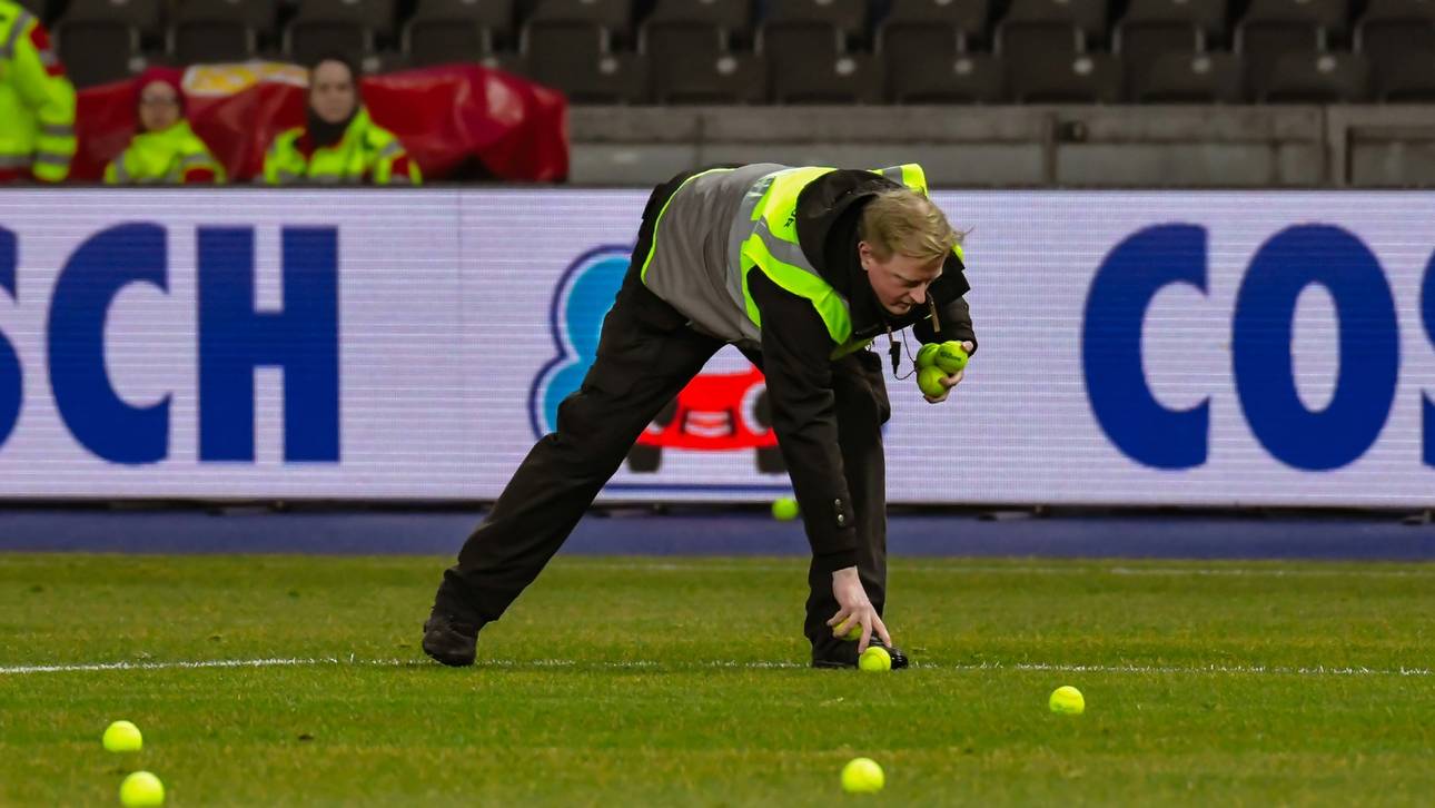 Zig Tennisbälle: Hertha-Fans sorgen für 30 Minuten Pause