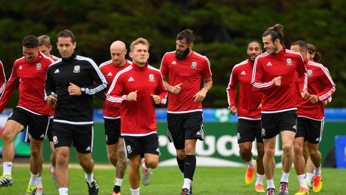 Allerdings: "Jeder sagt, dass es ein Duell zwischen mir und Ronaldo sei. Aber es ist ein Duell zwischen Wales und Portugal. Elf gegen elf", stellt Bale klar