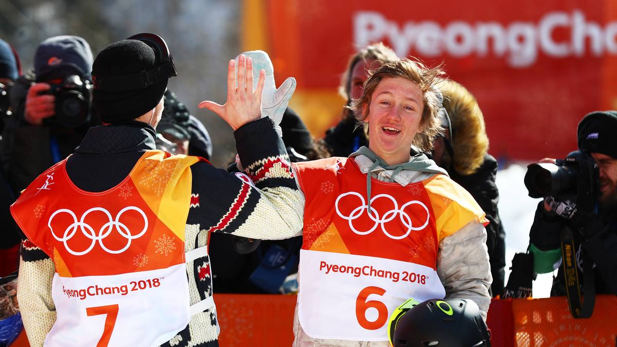 Allerdings reicht es nicht für ganz oben: Der erst 17 Jahre alte Redmond Gerard (r.) schockt die Konkurrenz im letzten Durchgang und setzt sich an die Spitze - zuvor war er Letzter. Silbermedaillengewinner Parrot (l.) gratuliert