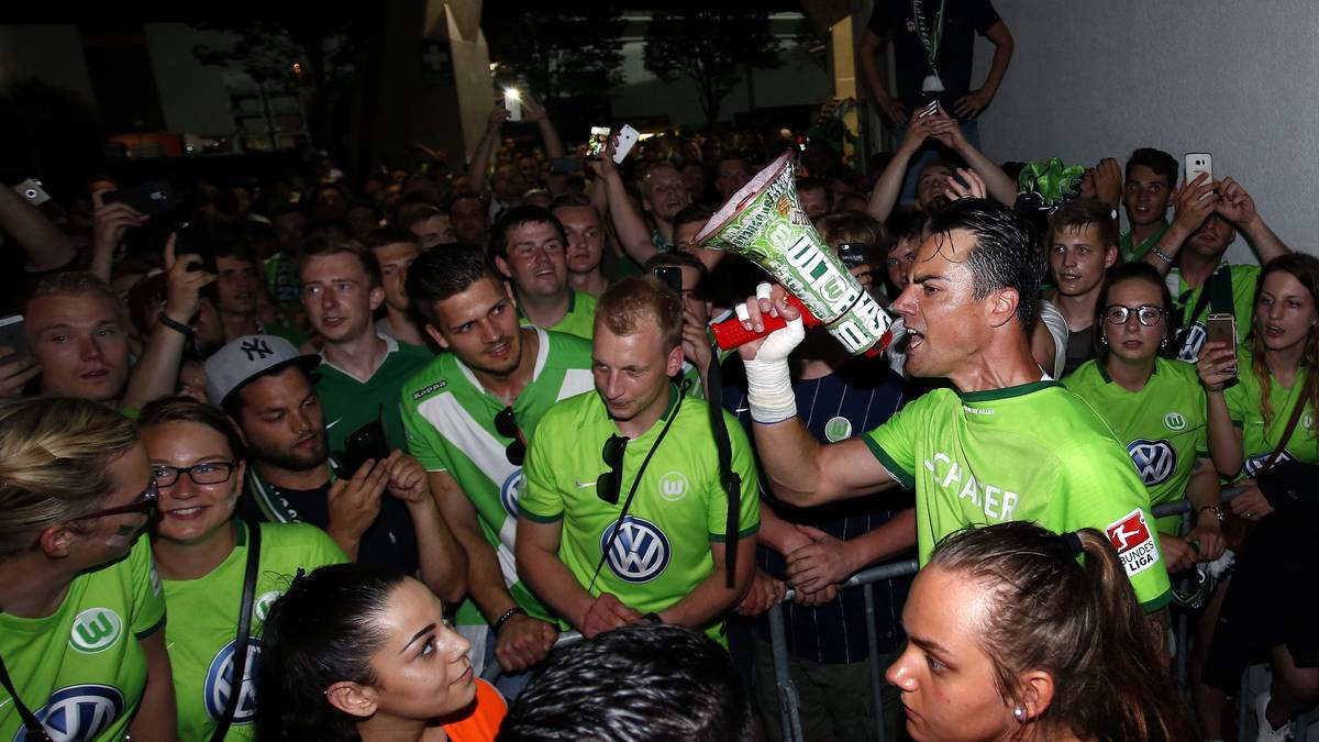 Der mittlerweile auf die Bank versetzte Kapitän Diego Benaglio intoniert den eigenen Anhängern. Die Wölfe können sich auf ihr 21. Bundesligajahr freuen. Braunschweig verpasst den vierten Aufstieg der Vereingeschichte