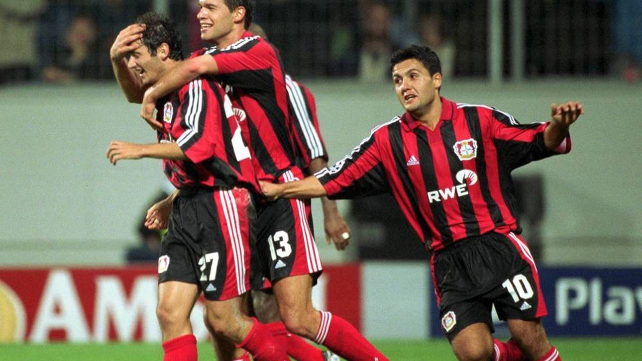 Yildiray Bastürk (r.) bejubelt Oliver Neuville und Michael Ballack ein Tor