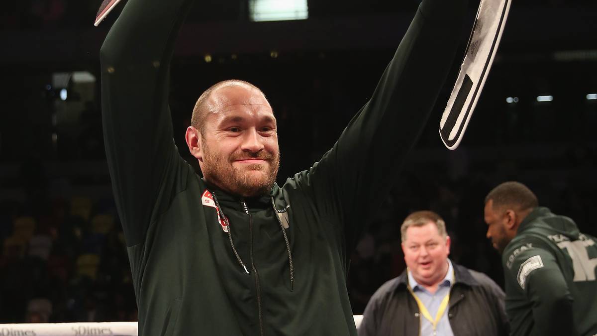 "Hahahaha, ihr glaubt, dass ihr den Gypsyking so einfach los werdet? Ich bin hier, um zu bleiben. Der Größte zeigt euch nur, wie die Medien ticken. Sobald es mir besser geht, werde ich verteidigen, was mir gehört: Die Schwergewichts-Krone", schreibt Fury.