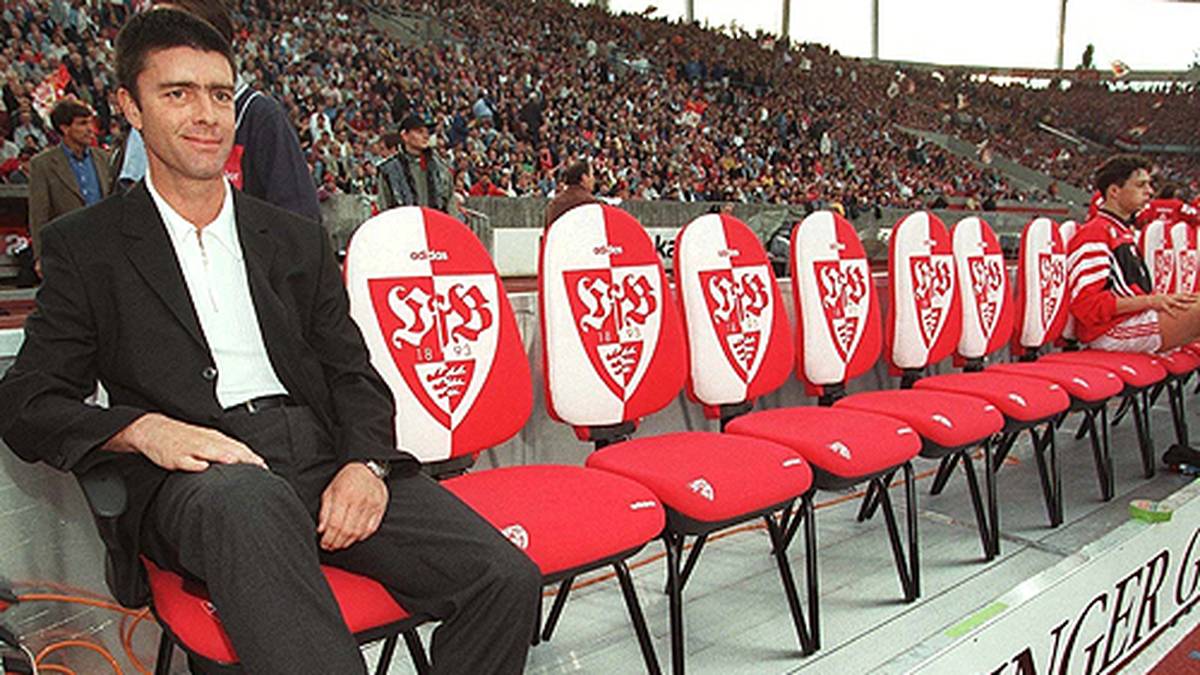 Nachdem der VfB die ersten sechs Spiele gewann und die Tabelle anführte, erklärte Präsident Gerhard Mayer-Vorfelder Jogi Löw zum Cheftrainer