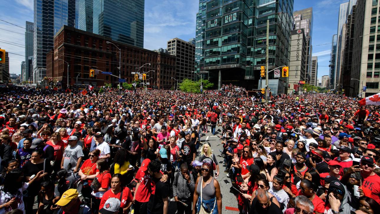 Schüsse bei Parade der Raptors