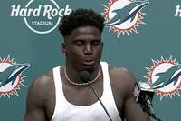 Tyreek Hill wurde vor dem Spiel der Dolphins gegen die Jaguars von der Polizei festgenommen und anschließend wieder freigelassen. Nach dem Match schilderte der sichtlich aufgewühlte Wide Receiver den Vorfall.