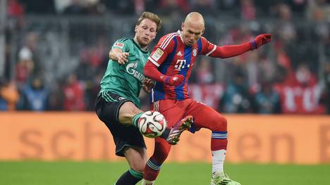 Benedikt Höwedes vom FC Schalke und Arjen Robben vom FC Bayern im Zweikampf