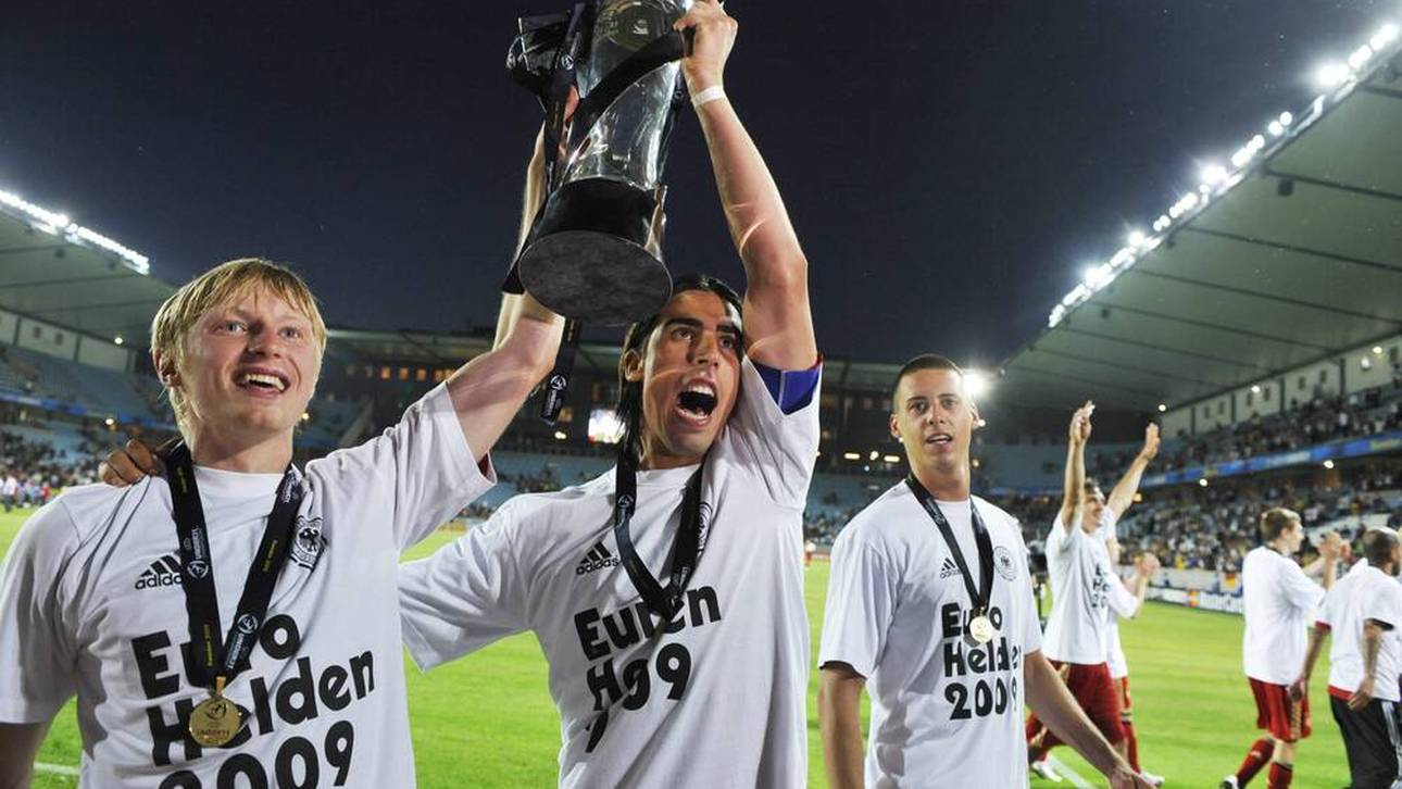 Sami Khedira und Andreas Beck beim Jubeln mit dem Pokal