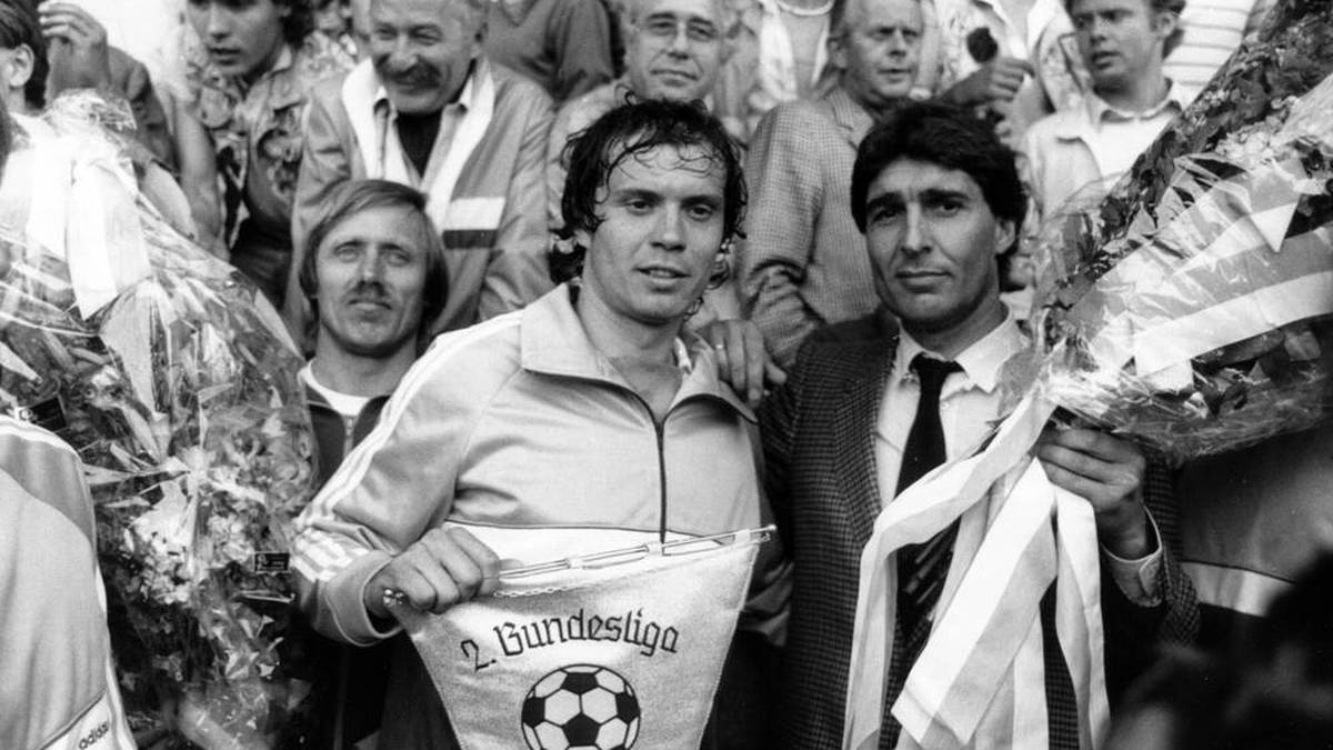 Zweitligameister 1982 - Es jubeln Norbert Janzon, Manager Rudi Assauer sowie Siegfried Held (links hinter Janzon)