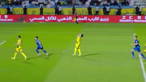 Al Hilal bleibt weiterhin im Titelrennen in der Saudi Pro League. Nach einem fatalen Fehler des gegnerischen Innenverteidigers erzielte Sultan Mandash den Siegtreffer.