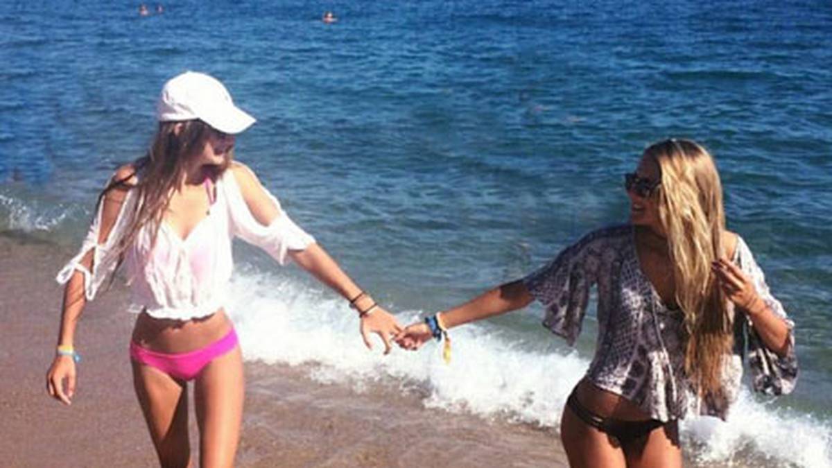 Schmidt liebt es zudem, zu reisen. Für ihre Fans posiert sie an den schönsten Stränden