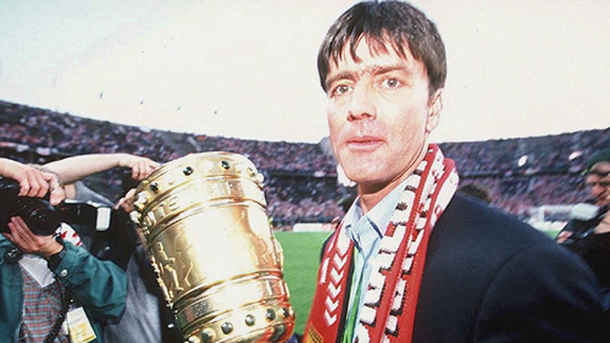 Er bekam den Spitznamen "der nette Herr Löw". Einigen Kritikern wirkte er zu freundlich. Doch die Fakten sprachen für ihn: Die Saison 1996/97 beendete der VfB auf Platz vier. Im DFB-Pokal gewannen die Schwaben das Finale gegen Energie Cottbus mit 2:0