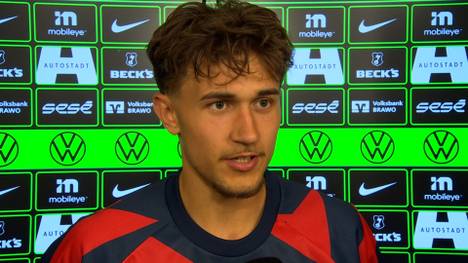 Vor Harry Kanes verschossenem Strafstoß bearbeitete Wolfsburgs Jeanuel Belocian den Elfmeterpunkt. Tom Bischof und Bayern-Trainer Vincent Kompany sagen ihre Meinung dazu.
