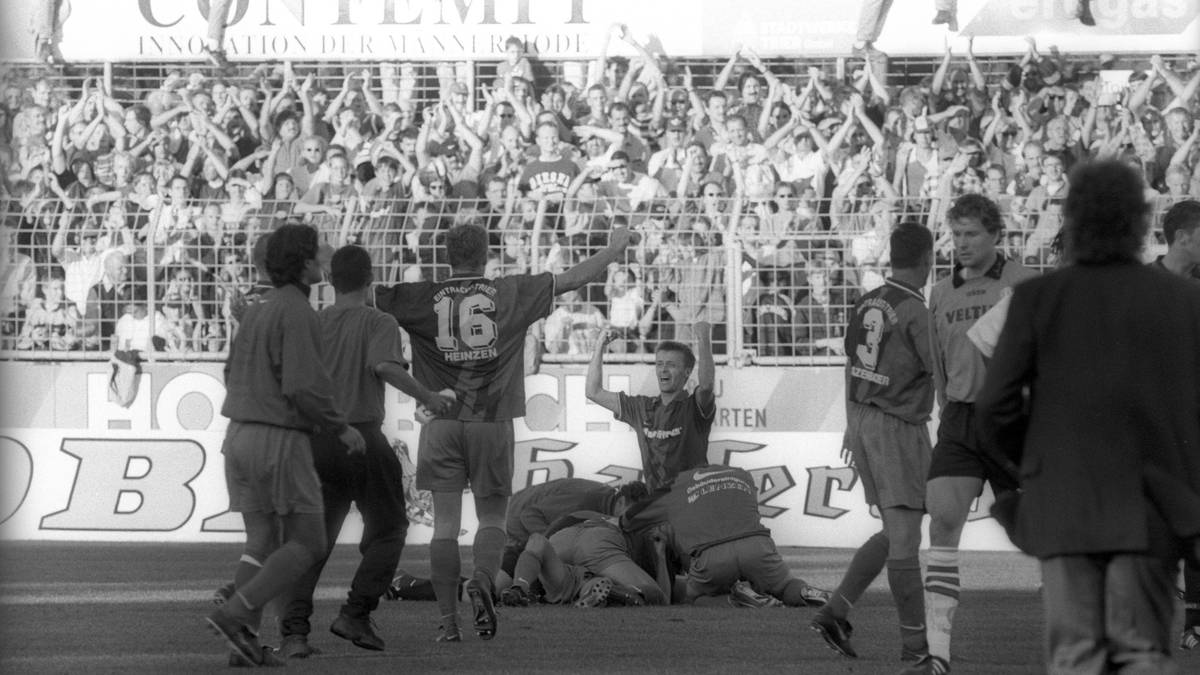 Keine Freunde im Ruhrgebiet macht sich Eintracht Trier in der Pokalsaison 1997/98. Erst eliminieren die Trierer UEFA-Cup-Sieger Schalke 04 mit 1:0 ...