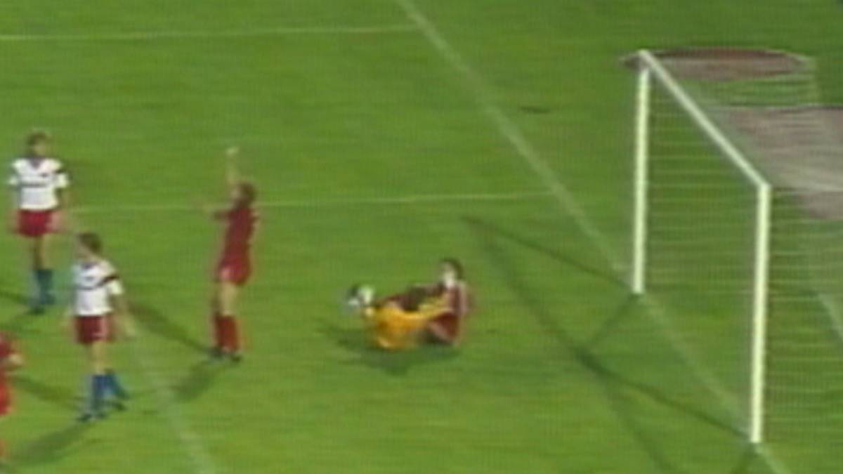 28. Juli 1987: Uli Stein brennen im Supercup-Finale gegen den FC Bayern die Sicherungen durch. FCB-Stürmer bekommt nach seinem Treffer die Faust des HSV-Torwarts ins Gesicht.